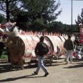 1996. Il drago e la gru nel parco di Scampia. Cartapesta. ph: Luca Pignataro