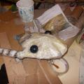 La testa del pidocchio (fil di ferro, stoffa, pittura, plastica). Laboratori di Carnevale 2015. Ph. Martina Pignataro.