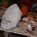 Primo rivestimento della cicala (fil di ferro, lanetta). Laboratori di Carnevale 2016. Ph. Martina Pignataro.
