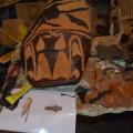Rivestimento della Cicala (fil di ferro, lanetta, ritagli di pelle). Laboratori di Carnevale 2016. Ph. Martina Pignataro.