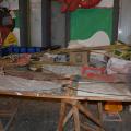 Primo rivestimento delle ali (fil di ferro, plastica trasparente, toulle). Laboratori di Carnevale 2017. Ph. Martina Pignataro.