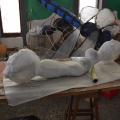 Primo rivestimento (lanetta riciclata su fil di ferro) della Formica di fuoco, laboratori per il 36° Corteo di Carnevale di Scampia, gennaio 2018. Ph. Martina Pignataro.