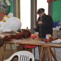 Rivestimento delle zampe della Formica di fuoco (ritagli di pelli su fil di ferro), laboratori per il 36° Corteo di Carnevale di Scampia, gennaio 2018. Ph. Martina Pignataro.