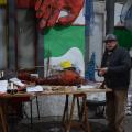 Ultimi dettagli per la Formica di fuoco (ritagli di pelli, lanetta riciclata, fil di ferro), laboratori per il 36° Corteo di Carnevale di Scampia, febbraio 2018. Ph. Martina Pignataro.