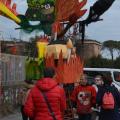 La Formica di fuoco che emerge dalle fiamme nell’allestimento del carro del GRIDAS per il 36° Corteo di Carnevale di Scampia, domenica 11 febbraio 2018. Ph. Martina Pignataro.