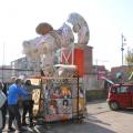 La pulce (Pulex irritans) collocata sul carro in allestimento. 37° Corteo di Carnevale di Scampia, domenica 3 marzo 2019. Ph. Martina Pignataro.