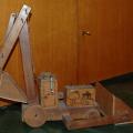 Scavatrice (legno con manovelle e spaghi per azionarne a mano le parti).