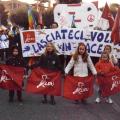 Striscione "Lasciateci volare in pace" (settembre 2002) per la battaglia LIPU contro le modifiche alla Legge 157/92, utilizzato anche in altre occasioni (nella foto alla Marcia per la Pace a Roma del 15 febbraio 2003).