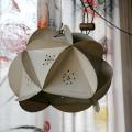 Lampadario in cartone.