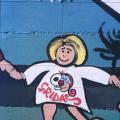 Scuola Virgilio III, Scampìa (Napoli), 1985. Particolare: la bambina con il simbolo del GRIDAS.