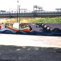 Mural sul muro di recinzione dei giardinetti del Centro Salute Mentale “J. E. Masslo” a Scampia (Napoli), 1996. Vista d