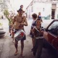 Felice con il rullante richiama passanti al mural. Aversa, 1996. ph. ?.