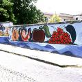 Mural sul muro di recinzione del mercato ortofrutticolo di S. Anastasìa (Napoli), 1996.  Vista parziale.