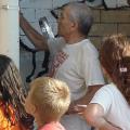 Felice con i bambini durante la realizzazione del Mural. ph. Carla Dell