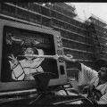 Teatro di strada: Il televisore a mano. ph: Luciano Ferrara