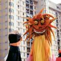 Maschera del sole al 15° Corteo di Carnevale di Scampia, domenica 9 febbraio 1997. Ph. Massimo Velo.