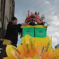 La coccinella, custode degli orti urbani, prende posto sulla macchina del compostaggio per il 31° Corteo di Carnevale di Scampia, domenica 10 febbraio 2013. ph. Martina Pignataro.