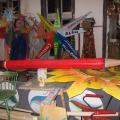 La matita "Charlie" (lattine, cartapesta, cartoncino) e il girasole (legno, ferro, cartone e cartapesta). Laboratori di Carnevale 2015. Ph. Martina Pignataro.