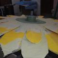 Si allungano i petali del girasole per far posto ai nuovi spazi recuperati (legno, cartone, cartapesta). Laboratori di Carnevale 2015. Ph. Martina Pignataro.