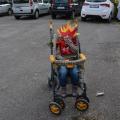 Mascherina di fuoco per la mascotte del GRIDAS (4 anni e 5 carnevali) al 36° Corteo di Carnevale di Scampia, domenica 11 febbraio 2018. Ph. Martina Pignataro.