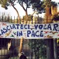 Striscione "Lasciateci volare in pace" (settembre 2002) per la battaglia LIPU contro le modifiche alla Legge 157/92, utilizzato anche in altre occasioni (nella foto alla Marcia per la Pace a Roma del 15 febbraio 2003).