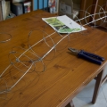 Scheletro della lucciola (fil di ferro). Laboratori per il 40° Corteo di Carnevale di Scampia. <em>Ph. Martina Pignataro.</em>
