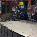 Costruzione del globo terrestre (tubi in pvc). Laboratori per il 40° Corteo di Carnevale di Scampia. <em>Ph. Martina Pignataro.</em>