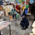 Costruzione del globo terrestre (tubi in pvc e fil di ferro). Laboratori per il 40° Corteo di Carnevale di Scampia. <em>Ph. Franco Vicario.</em>