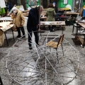 Costruzione del globo terrestre (tubi in pvc e fil di ferro). Laboratori per il 40° Corteo di Carnevale di Scampia. <em>Ph. Franco Vicario.</em>