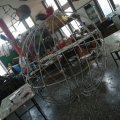 Il globo terrestre (tubi in pvc e fil di ferro). Laboratori per il 40° Corteo di Carnevale di Scampia. <em>Ph. Mario Zuppolini.</em>