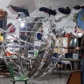 Rivestimento in cartapesta del globo terrestre (tubi in pvc, fil di ferro, listelli di legno, cartapesta). Laboratori per il 40° Corteo di Carnevale di Scampia. <em>Ph. Franco Vicario.</em>