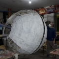 Dipintura del globo terrestre. Laboratori per il 40° Corteo di Carnevale di Scampia. <em>Ph. Martina Pignataro.</em>
