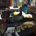 Rivestimento della lucciola (fil di ferro, ritagli di pelle, stoffa gialla). Laboratori per il 40° Corteo di Carnevale di Scampia. <em>Ph. Martina Pignataro.</em>
