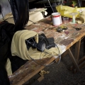 La coda della lucciola (fil di ferro, lampadina al led a pile, rivestimento di ritagli di pelle e stoffa gialla). Laboratori per il 40° Corteo di Carnevale di Scampia. <em>Ph. Martina Pignataro.</em>