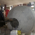 Dipintura del globo terrestre (fil di ferro, tubi in pvc, legno, cartapesta). Laboratori per il 40° Corteo di Carnevale di Scampia. <em>Ph. Martina Pignataro.</em>