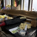 Rivestimento della lucciola (fil di ferro, ritagli di pelle, stoffa gialla). Laboratori per il 40° Corteo di Carnevale di Scampia. <em>Ph. Martina Pignataro.</em>