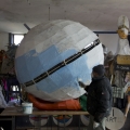 Dipintura del globo terrestre. Laboratori per il 40° Corteo di Carnevale di Scampia. <em>Ph. Martina Pignataro.</em>