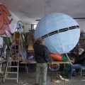 Prove di montaggio del globo terrestre. Laboratori per il 40° Corteo di Carnevale di Scampia. <em>Ph. Martina Pignataro.</em>