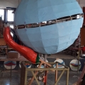 Prove di montaggio del globo terrestre. Laboratori per il 40° Corteo di Carnevale di Scampia. <em>Ph. Sergio Denza.</em>