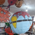 Dipintura del globo terrestre: i continenti con i colori e le dimensioni della mappa di Arno Peters. Laboratori per il 40° Corteo di Carnevale di Scampia. <em>Ph. Franco Vicario.</em>