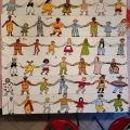 Girotondo di ragazzini per il globo terrestre (pittura su cartoncino). Laboratori per il 40° Corteo di Carnevale di Scampia. <em>Ph. Giovanna Pignataro.</em>