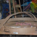 La fasciatura per il globo terrestre (fil di ferro, cartone ondulato). Laboratori per il 40° Corteo di Carnevale di Scampia. <em>Ph. Martina Pignataro.</em>