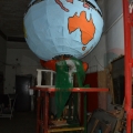 Prove di montaggio del globo terrestre. Laboratori per il 40° Corteo di Carnevale di Scampia. <em>Ph. Martina Pignataro.</em>