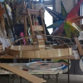 La fasciatura per il globo terrestre (fil di ferro, cartone ondulato). Laboratori per il 40° Corteo di Carnevale di Scampia. <em>Ph. Martina Pignataro.</em>