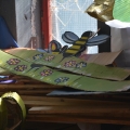 Decorazioni a tema natura (cartone ondulato dipinto). Laboratori per il 40° Corteo di Carnevale di Scampia. <em>Ph. Martina Pignataro.</em>