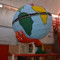 Prove di montaggio del globo terrestre. Laboratori per il 40° Corteo di Carnevale di Scampia. <em>Ph. Martina Pignataro.</em>