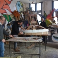 La fasciatura per il globo terrestre (fil di ferro, cartone ondulato). Laboratori per il 40° Corteo di Carnevale di Scampia. <em>Ph. Martina Pignataro.</em>