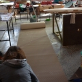 Strisce di cartone ondulato. Laboratori per il 40° Corteo di Carnevale di Scampia. <em>Ph. Martina Pignataro.</em>