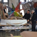 La fasciatura per il globo terrestre (fil di ferro, cartone ondulato). Laboratori per il 40° Corteo di Carnevale di Scampia. <em>Ph. Martina Pignataro.</em>