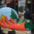 La mano che sorregge il mondo (fil di ferro e cartapesta). Laboratori per il 40° Corteo di Carnevale di Scampia. <em>Ph Martina Pignataro.</em>